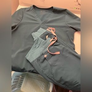 Womens Caribbean Blue Catrina scrub Top M
And Caribbean Blue Zamora scrub S Tall